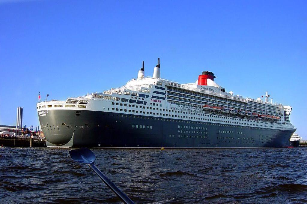 Queen Mary 2 by Philipp Poetter