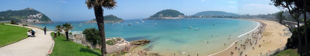 Bahia de Donostia-san Sebastian by Mikel Gasca