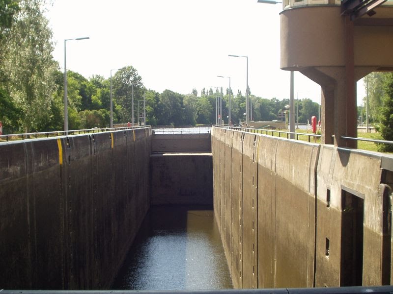 Schleusenkammer der Zwillingsschachtschleuse in Richtung Oder-Spreekanal by sklepy15890