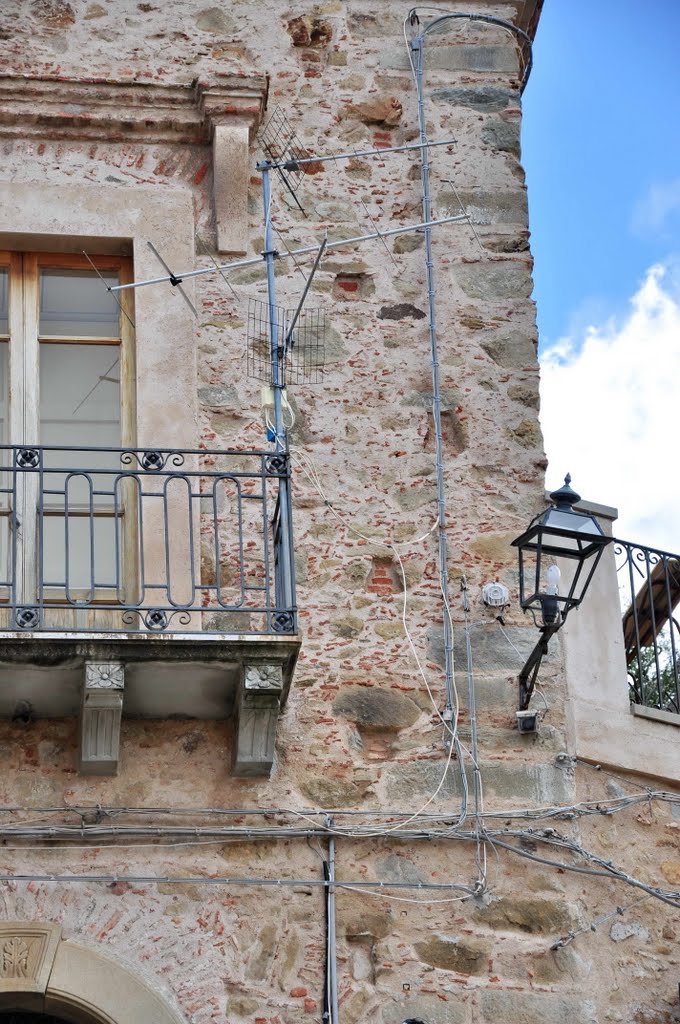 Antenna e fili sul Palazzo Baronale di Ficarra, Messina. by Nicola e Pina in Sicilia