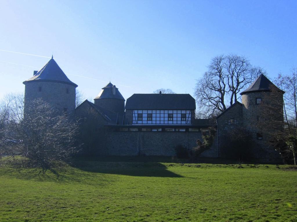 Wasserburg "Haus im Haus" in Ratingen by Neanderthaler