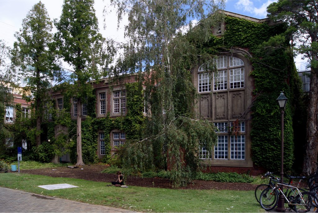 Old Botany Building, Melbourne University (2010). Built in 1928, in brick as opposed to stone for reasons of economy by Muzza from McCrae