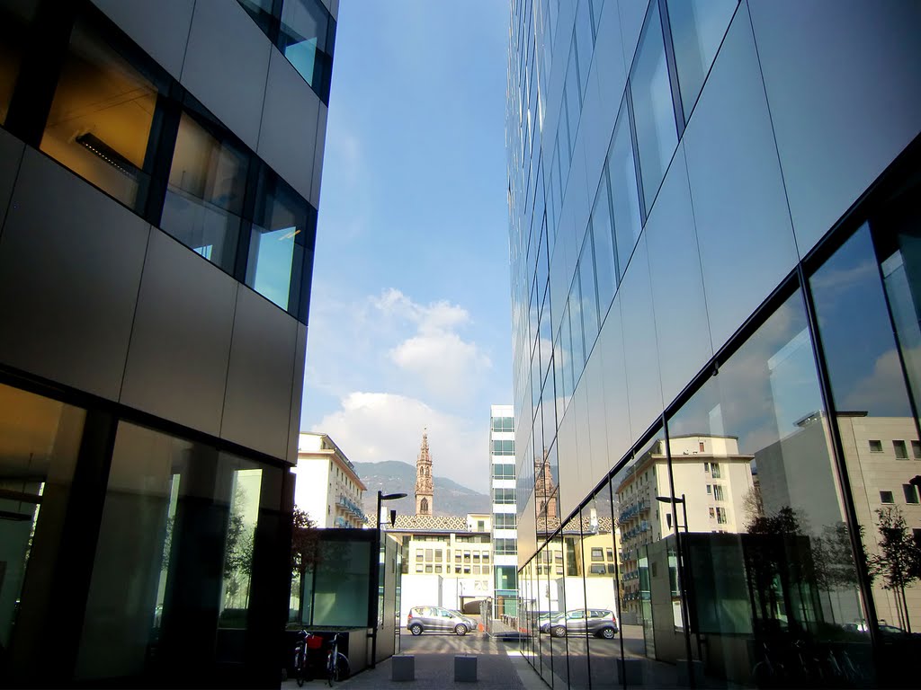 Architettura moderna con vista sul Duomo by Karl Demetz