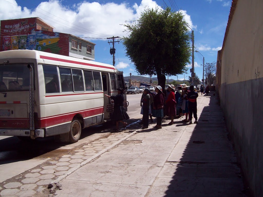 Cholitas esperando el bus. by julioballes