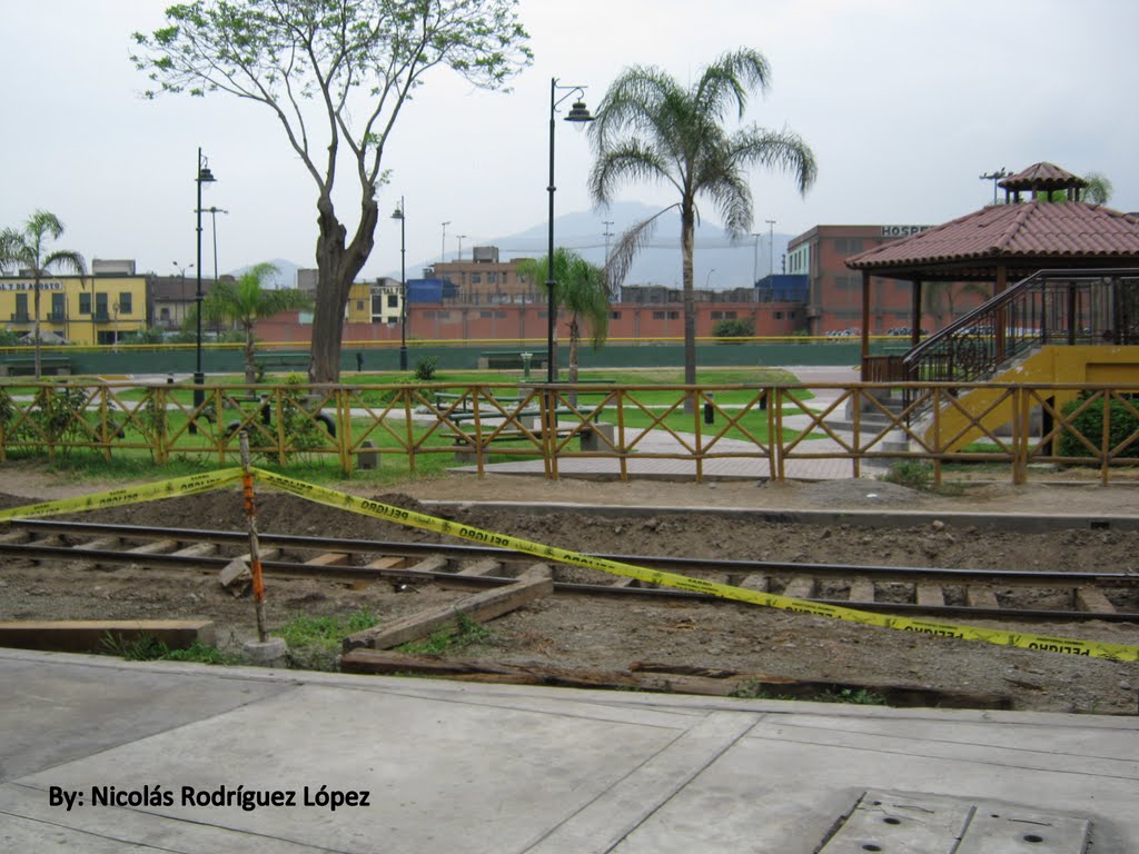 Reparando la Estación de Desamparados, Lima, Perú by Nicolás Rodríguez López