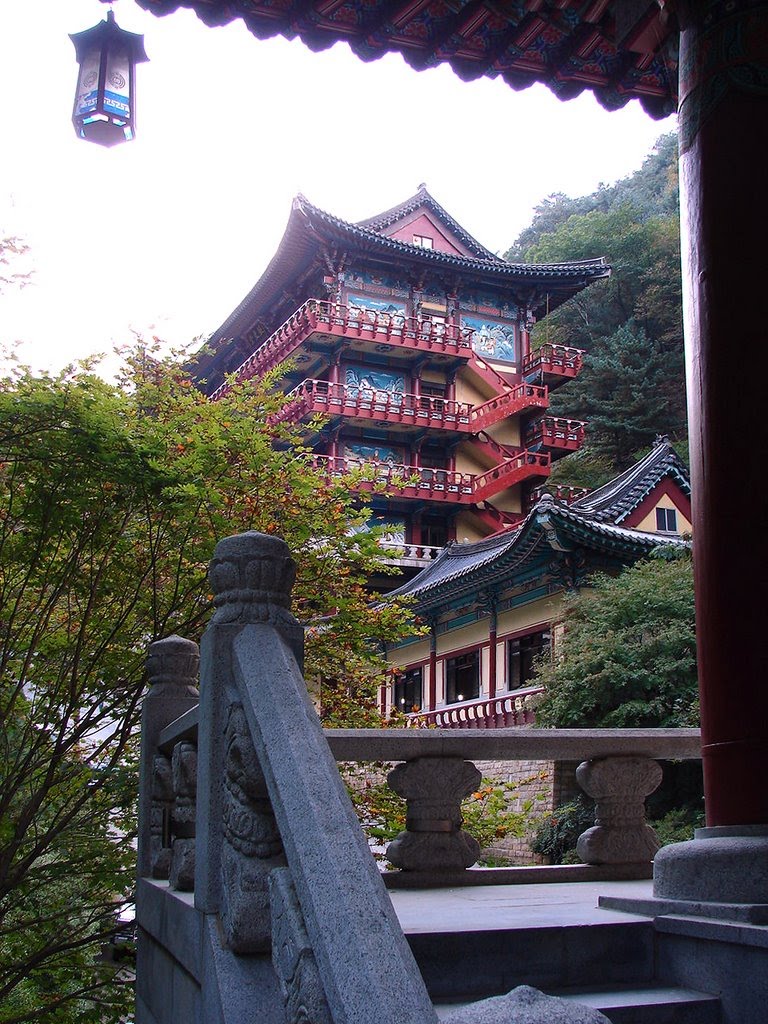 Guinsa Sawoosil, a dormitory hall. Guinsa, located near Danyang in Chungcheongbuk-do, South Korea, has architecture following that of many other Buddhist temples in Korea, but is also markedly different in that the structures are several stories tall, instead of the typical one or two stories that structures found in many other Korean temples. by §teve