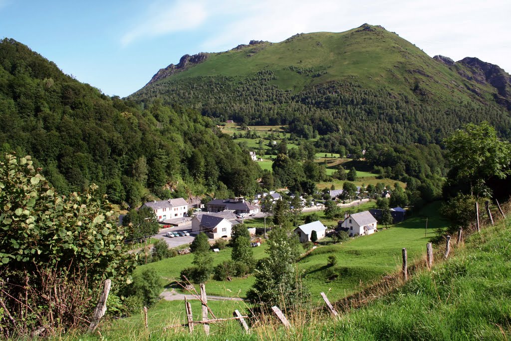 Le village d'Estaing en été by pacia