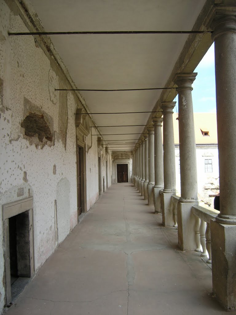 Uherčice (Ungarschitz), Castle, Arcade on main Court, built 1554 by krimauer