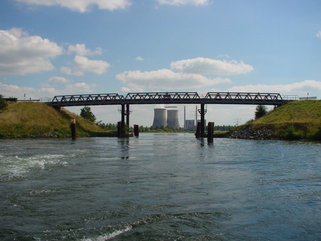 Clauscentrale Maasbracht vanaf Polderveld by www.binnenvaartinbeeld.com