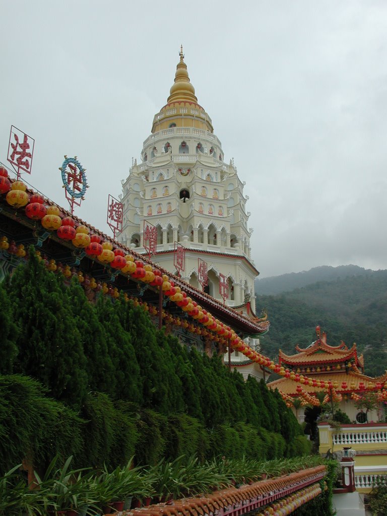 Kek Lok Si Temple, Penang, Malaysia by Marc Voskuil