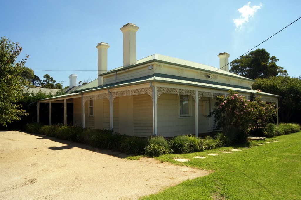 Eastwell (2010). Originally known as Austral Eden, this was built around 1870 by James Kennedy. When the new owners bought it in 1905, they renamed it Eastwell and ran it as a guesthouse for some years by Muzza from McCrae