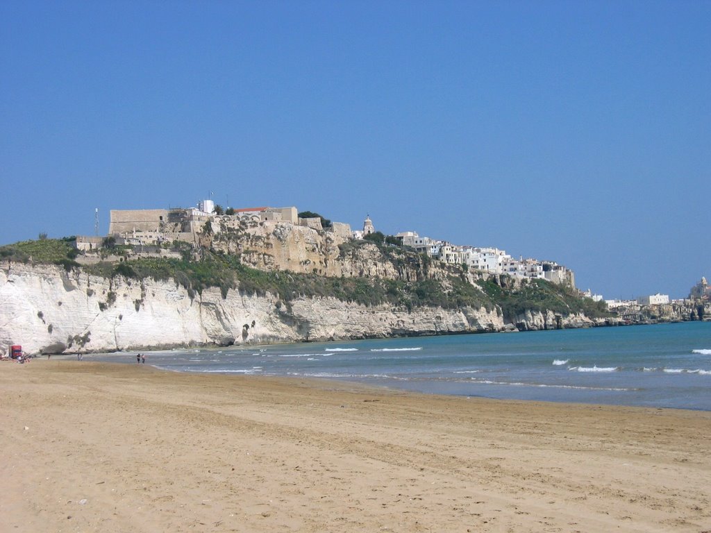 Vieste, panoramica dalla spiaggia. by Robert@Dona