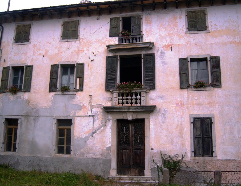 Perarolo di Cadore - Vecchia casa d'epoca by franco baldissarutti