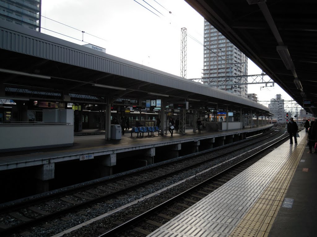 Hanshin Amagasaki station platform by DVMG