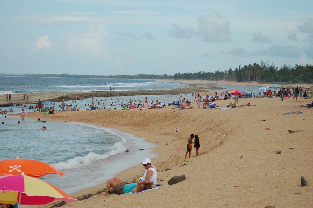 The beach for those who know by Ramon Andino