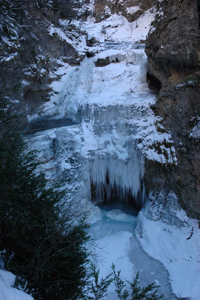 Cascada de la Cueva invierno by xiscu