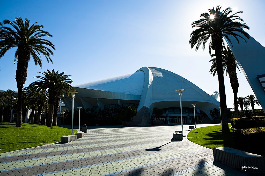 Anaheim Convention Center (photo by Hoàng Khai Nhan) by Hoàng Khai Nhan