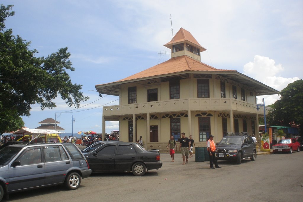 Antigua capitania de puerto...esta al inicio del muelle de Puntarenas. by Mauricio RR