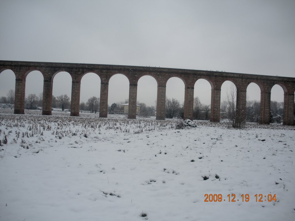 Neve agli archi dell'aquedotto del Nottolini a Lucca by Lombardi Gianfranco