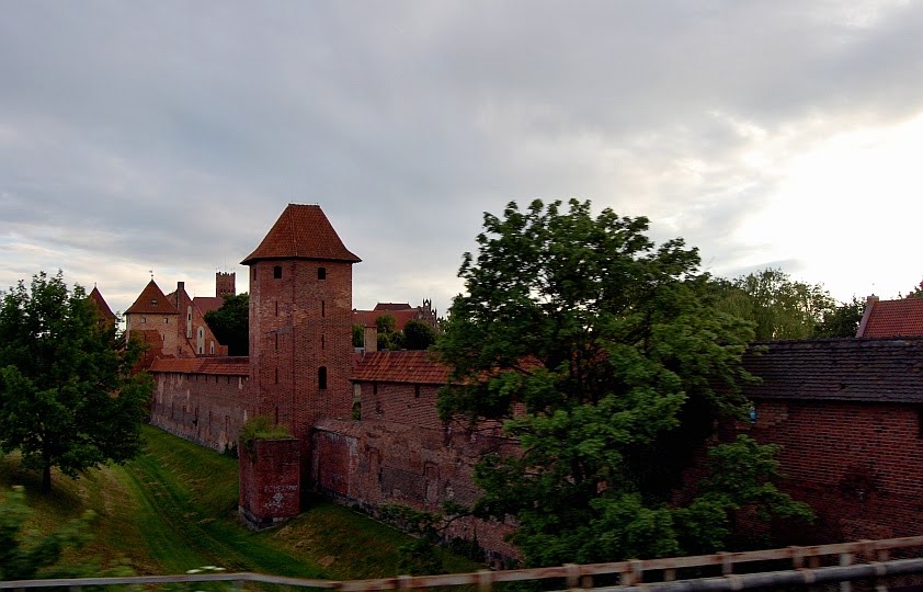 Widok z okna wagonu kolejowego... Malbork - zamek by AnnaJolanta 2