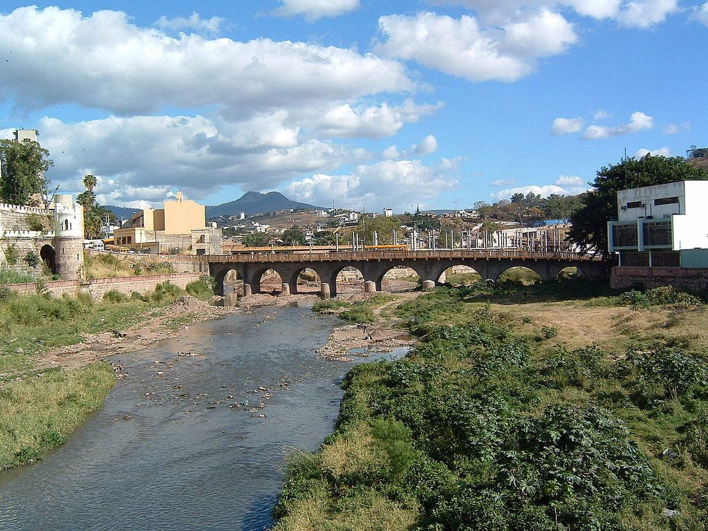 Le rio Grande qui traverse la ville, près de l'ancienne maison présidentielle, Tegucugalpa Honduras, Janvier 2005 by Christian Claveau