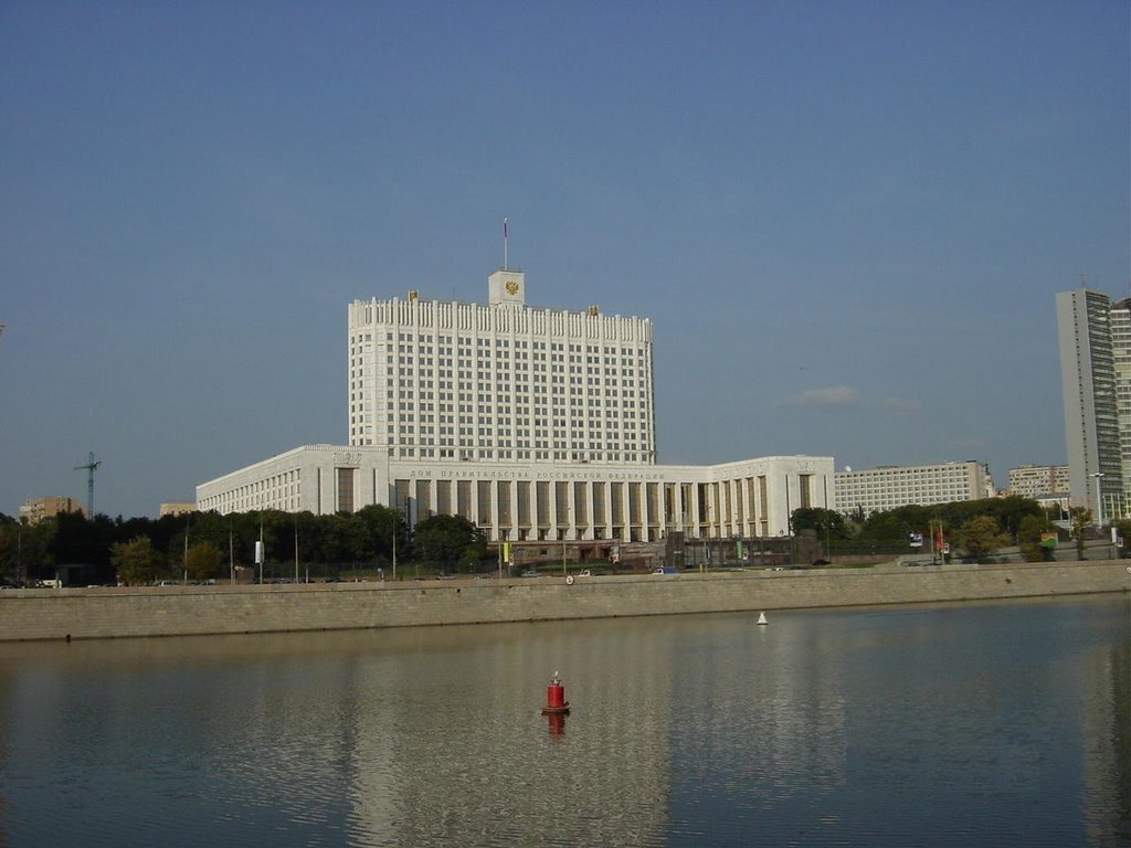 Moscow River from Ukaraine Hotel by Yoshika Jpn