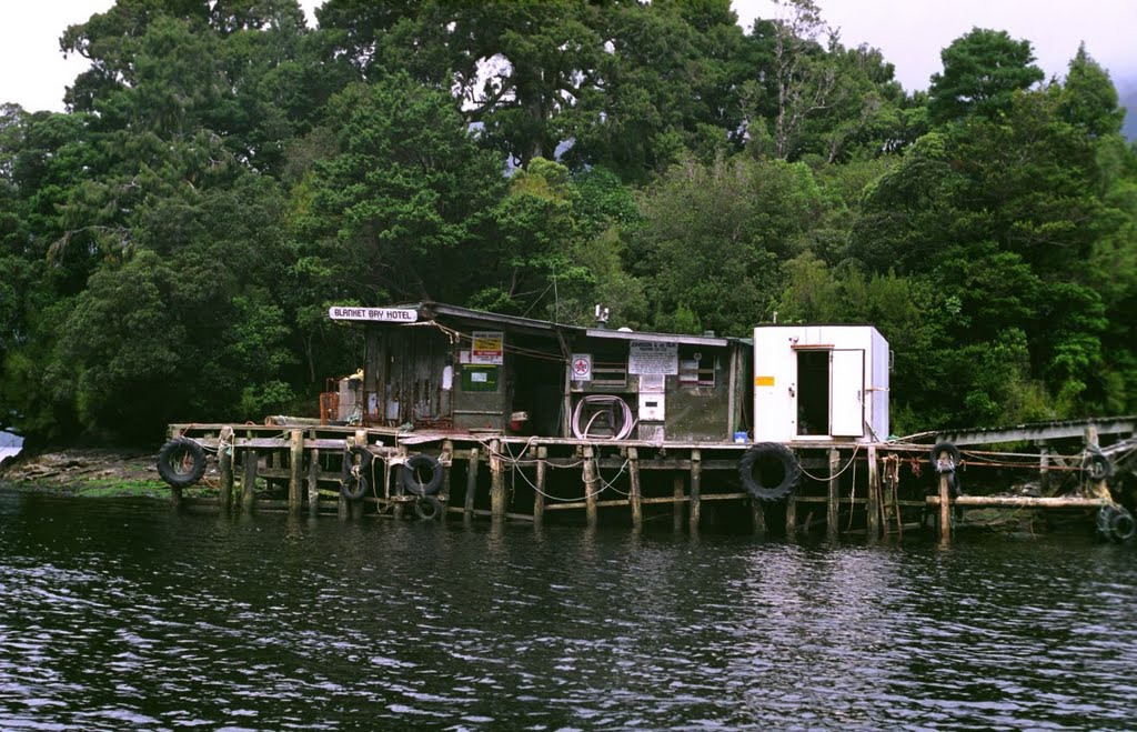 Blanket Bay Hotel in 2001 by MBagyinszky