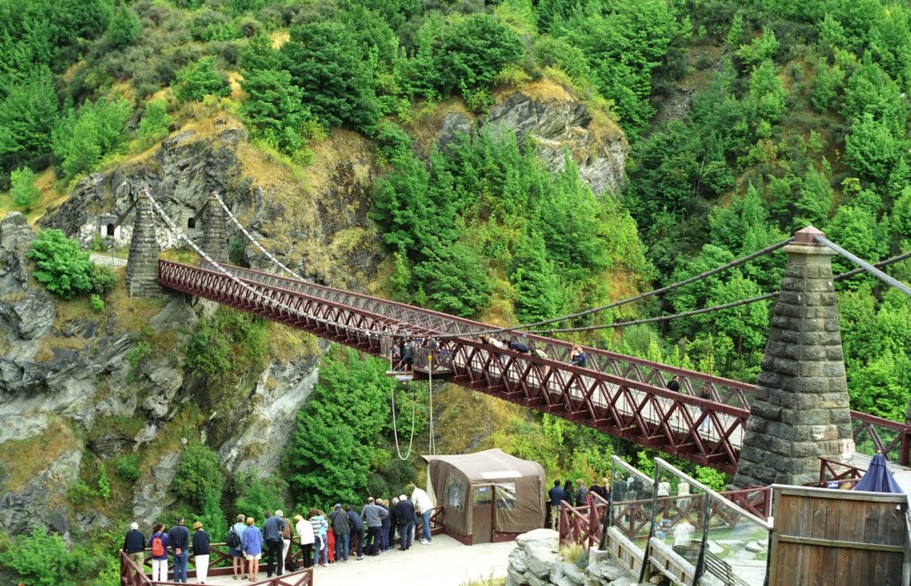 Kawarau Gorge Suspension Bridge in 2001 by MBagyinszky