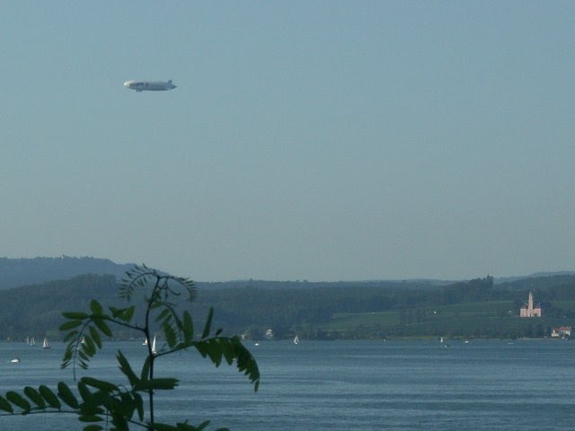 Zeppelin über dem Bodensee bei der Klosterkirche Birnau by traebbe1