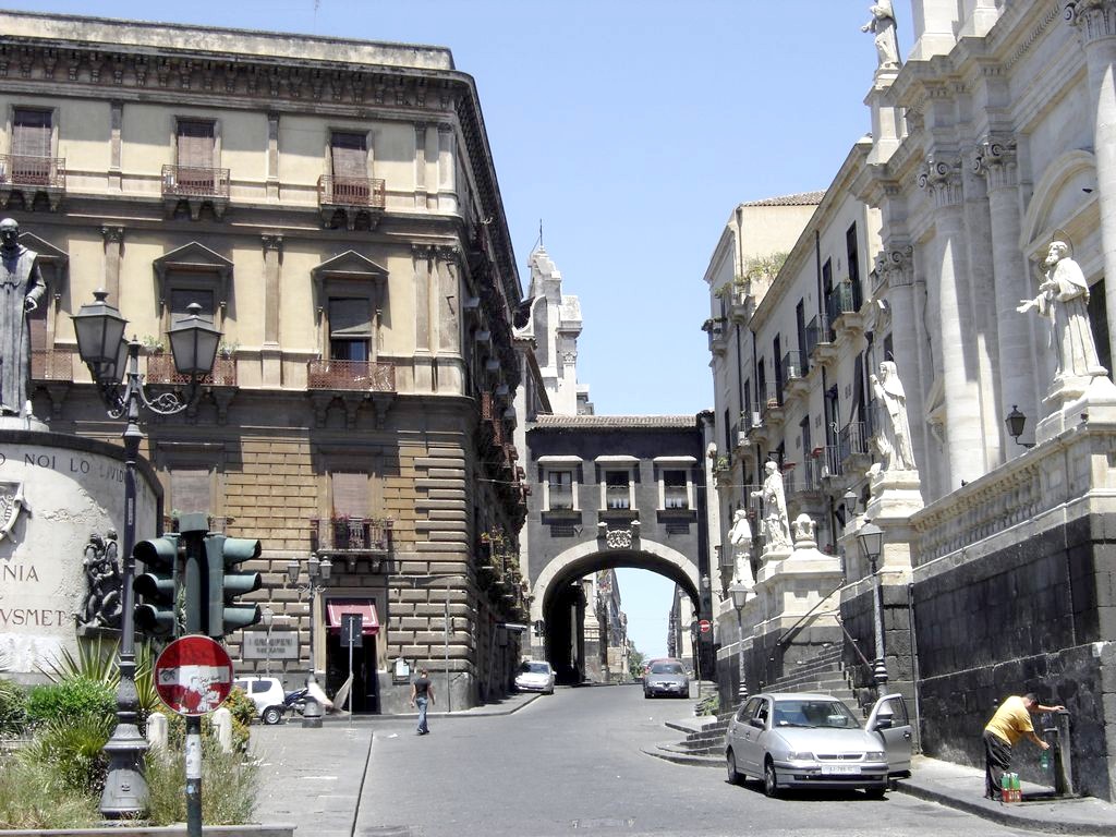 Arco del Convento di S. Benedetto by Ettore M