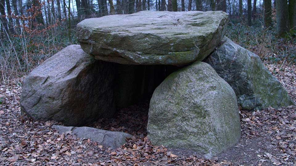 Bordesholm Urdolmen by Holger Rix