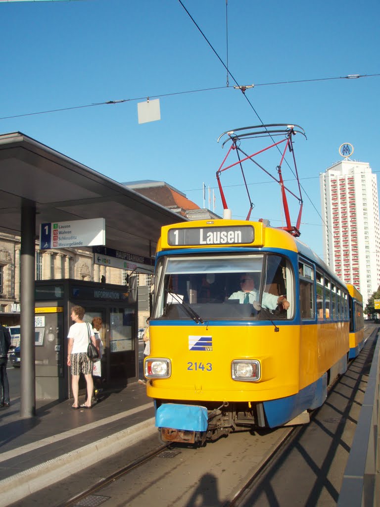 Tram on "Hauptbahnhof" tram station by IPAAT