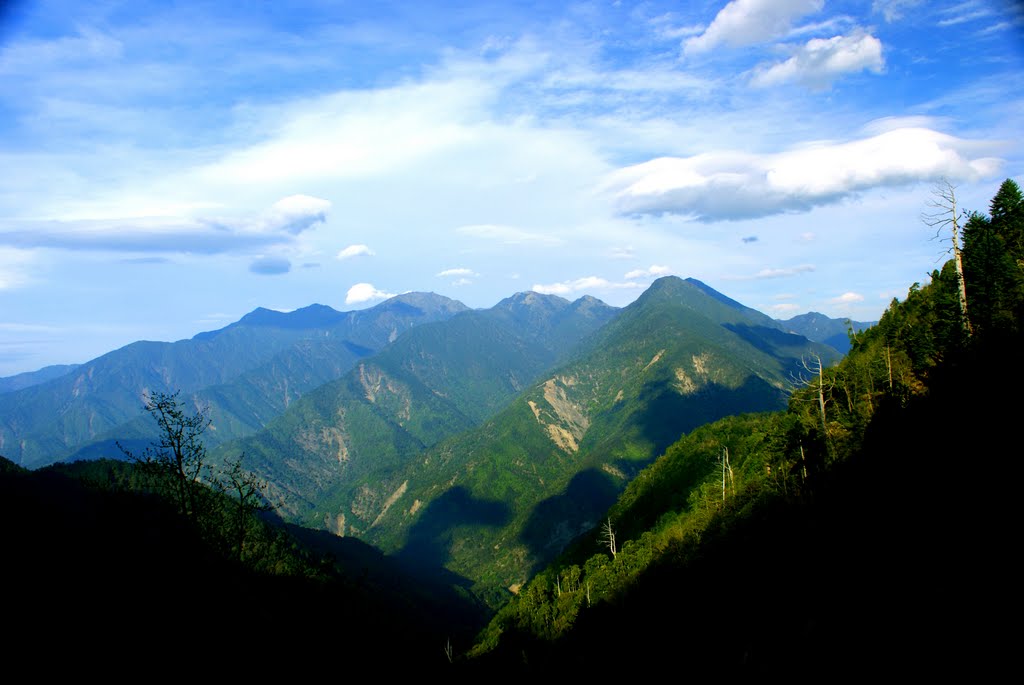 郡大林道上所見無雙,櫧山(無雙正後),本鄉,東郡,烏達佩,東巒諸峰(Array of Wu-Shuang, Chu, Ben-Hsiang, Dung-Jun, Wu-Da-Pei, Dung-Luan Peaks seen from Jun-Da Forest Route) by raydontw