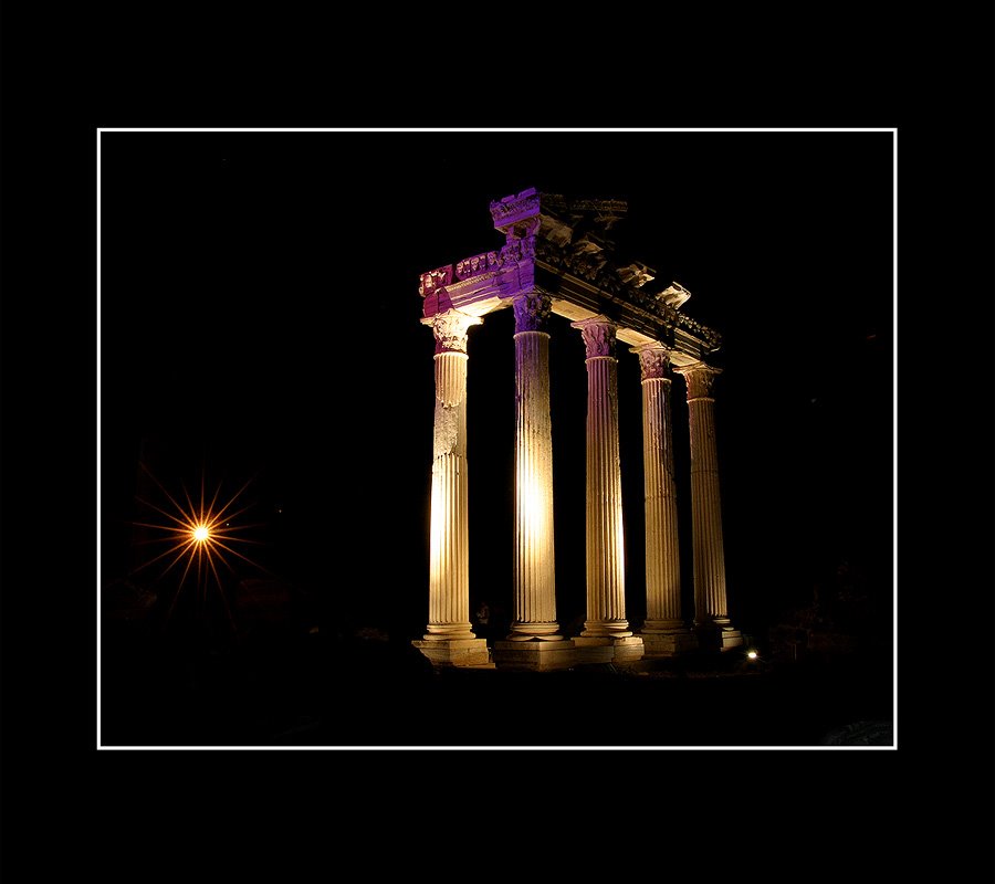 Night view of the Apollo Tapınağı at Side by swie