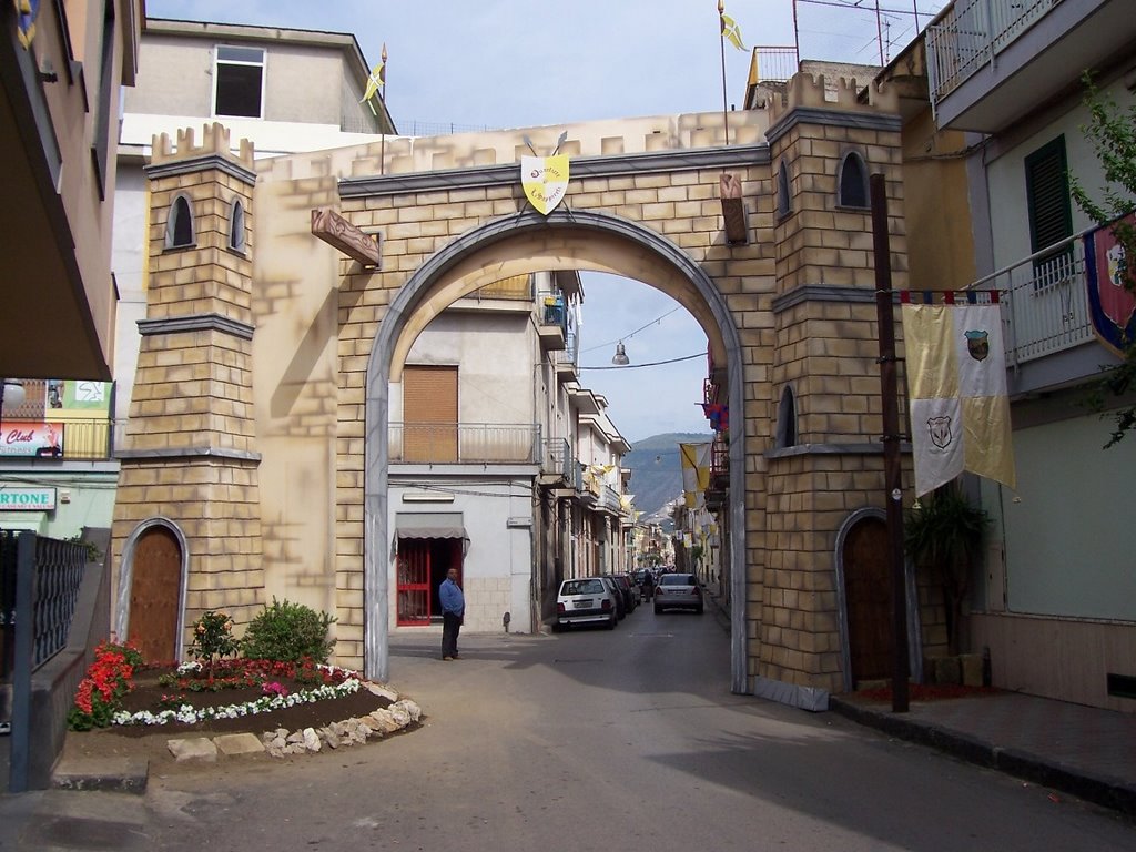 Porta del quartiere Li Sappierti: palio 2007 by Elio Volpe