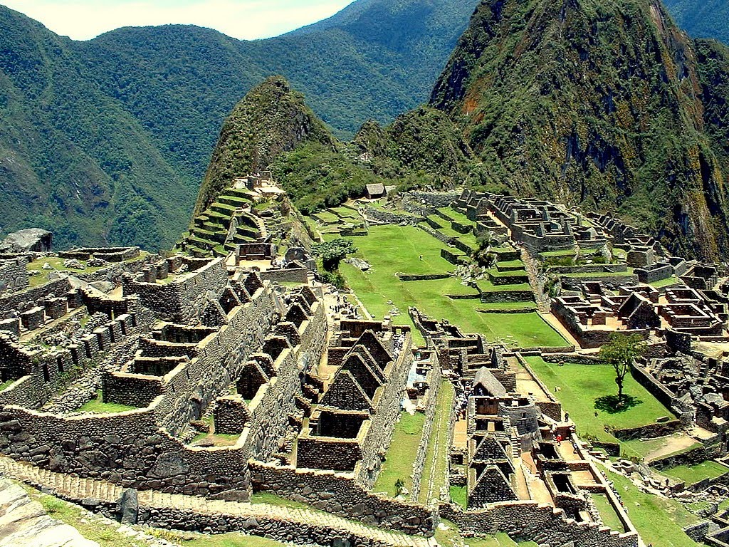 Pérou, le Machu Picchu, l'ancienne cité perdu des Incas en parfait état by Roger-11