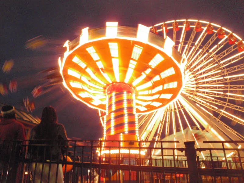 Ferris Wheel at Navy Pier, Chicago by Wong Ray