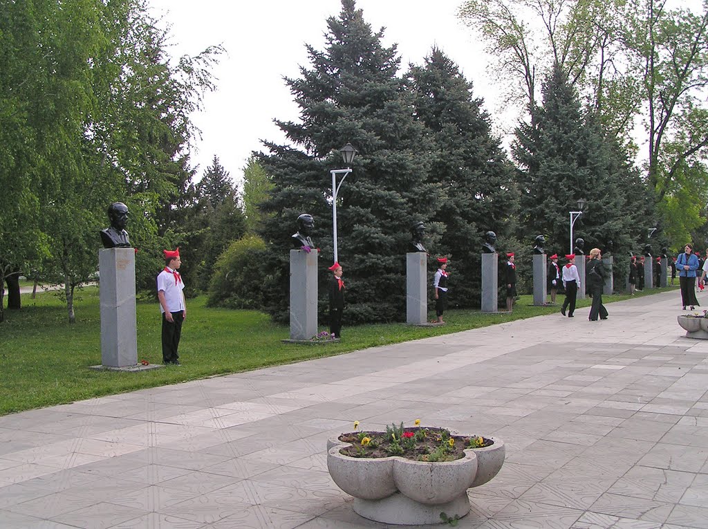 Тимашевск. Почетный караул на аллее Героев. - Avenue of Heroes. A guard of honor. by Oksana Klimenko