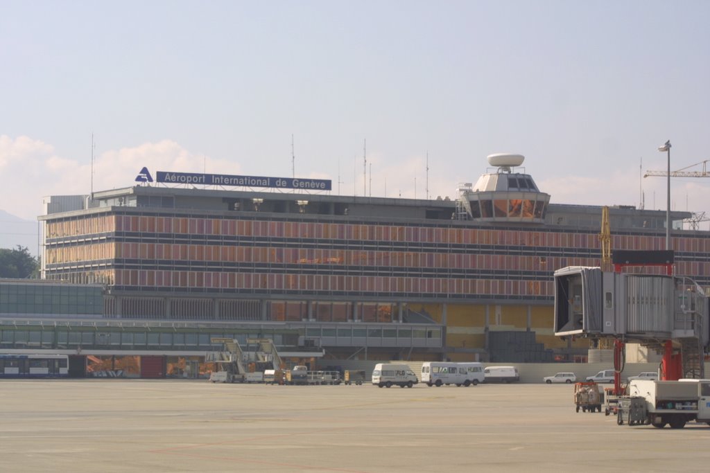 Geneva Airport terminal building by Harro Ranter