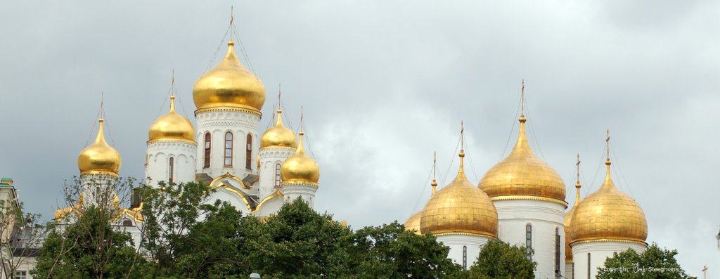 Blagovesjtsjenski sobor (left) and Archangelski sobor (right). by Chrys Steegmans