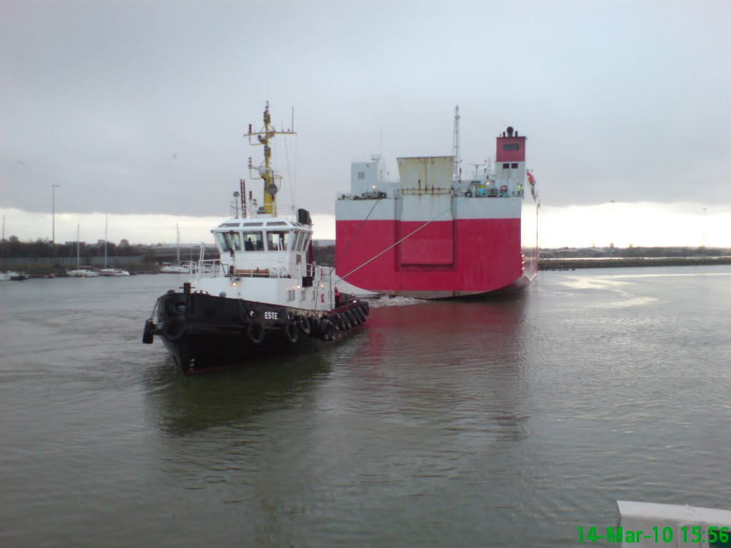 Tug ESTE & a car carrier by kitkat1963