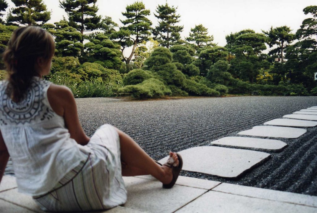 Descansando en un templo / Resting in a temple by DavidPS