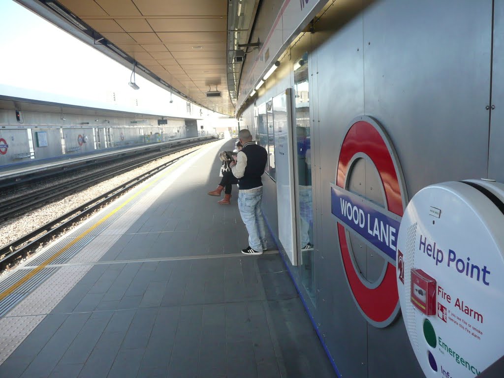 Wood Lane Tube - Londres by Paulo Targino Moreira Lima