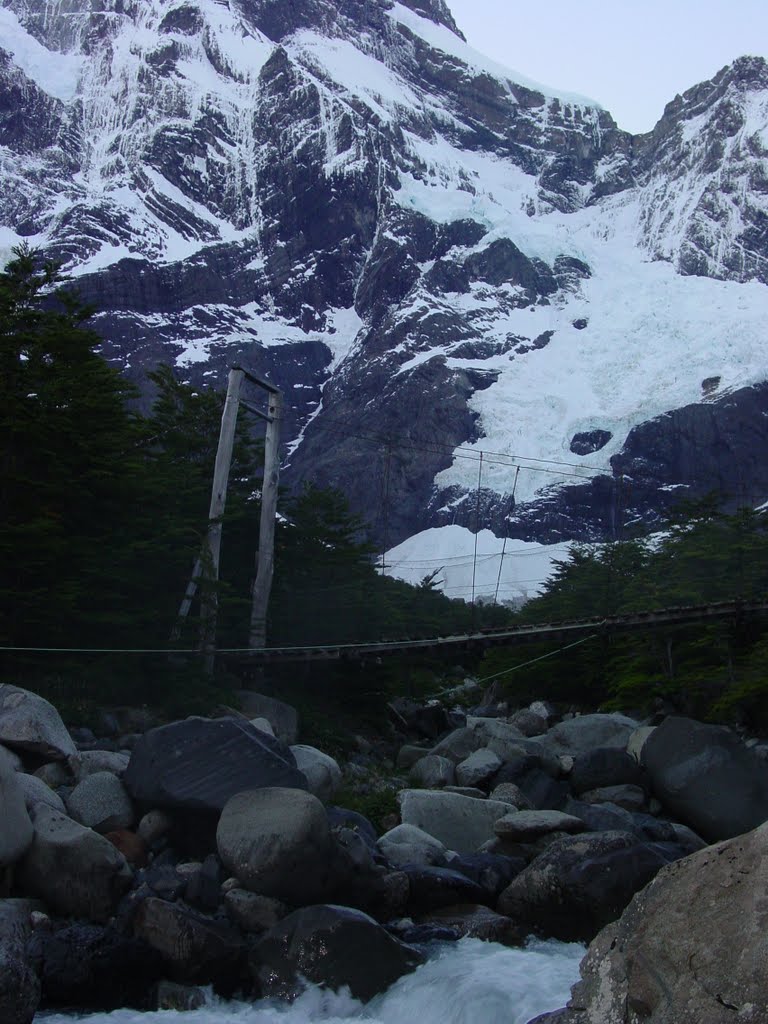 Puente Colgante sobre el río del Francés en el Campamento Italiano by Juan Tolosa