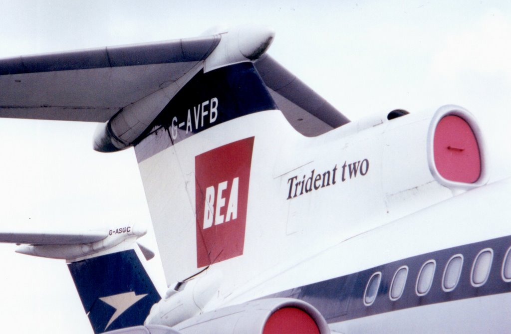 Tails - Trident 2 (BEA) - G-AVFB & Vickers VC-10 (BOAC) - Imperial War Museum - late 1990s, Duxford, Cambridgeshire, UK. by André Bonacin