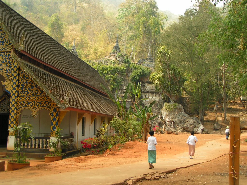 Chiang Dao Cave Complex Wat rightside by Oscheck