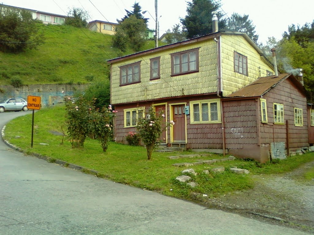 Puerto Montt_Angle Cuesta Seminario_Maison typique en bois by W.B.