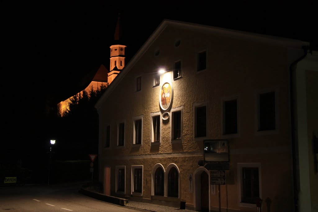 Alter Pfarrhof mit Stiftskirche Ranshofen im Hintergrund by k.sattlecker