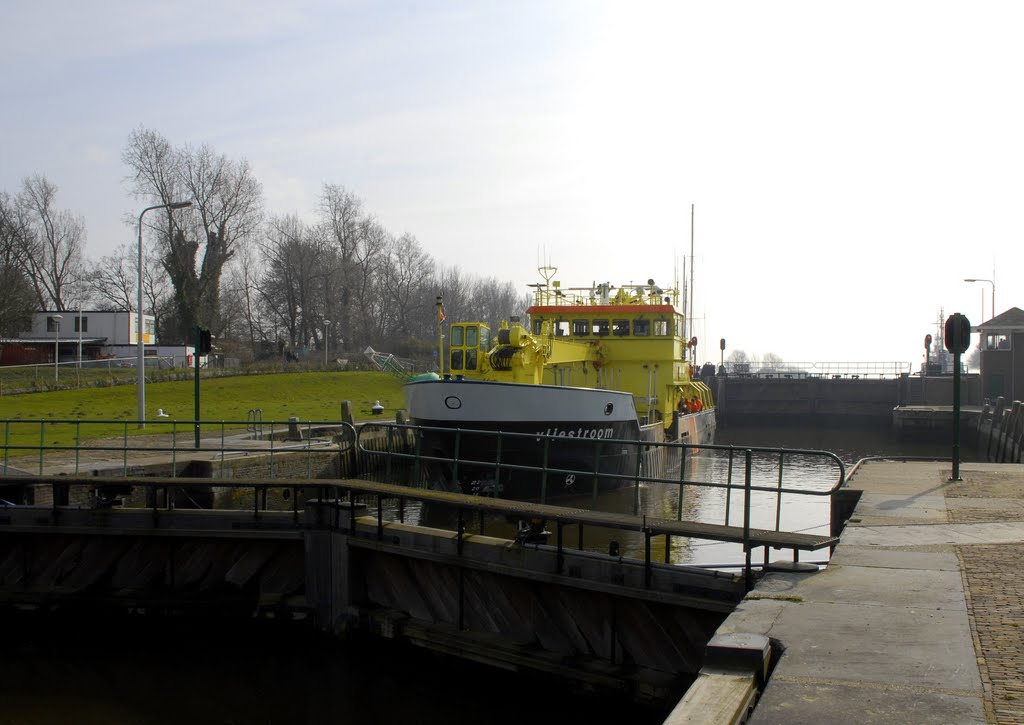 Ms Vliestroom in de sluis van het kanaal door Voorne. by © arij m van waart