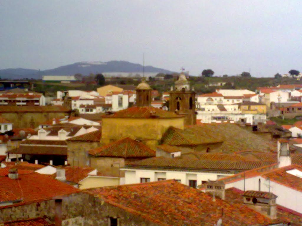 Vista de Valencia de Alcantara desde el castillo, al fondo Marvao. by o rey do café